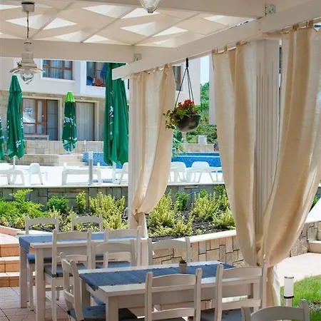 Paradise Bay فندق بوموري